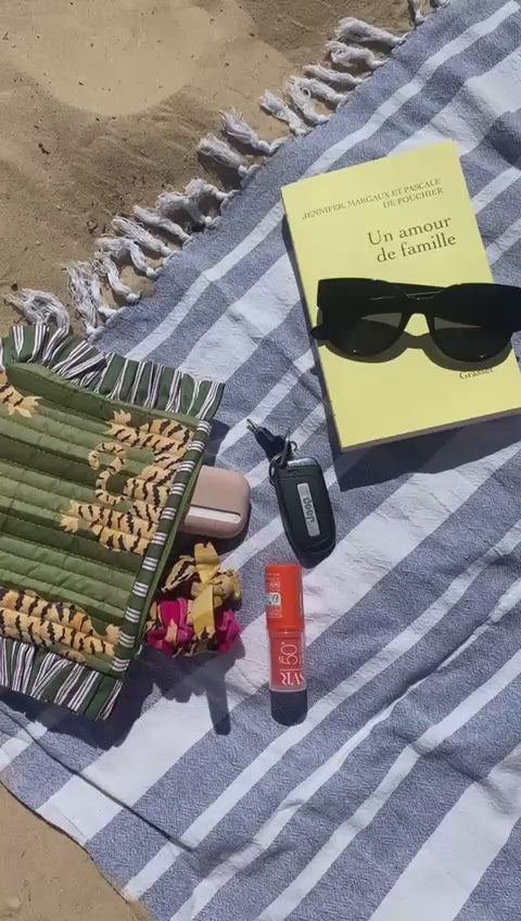 Marque française Omèna, pochette Kali en coton matelassé et volants à rayures, imprimé à la main et fabriqué en Inde, technique blockprint, format compact, couleurs vert et vert kaki