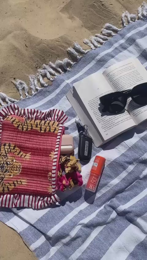 Petite pochette Kali matelassée, motif tigre blockprint, volants rayés, zip, couleurs rose et bordeaux, fabriqué en Inde, quantité limitée, marque française Omèna