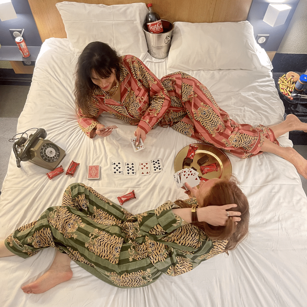 Pyjama coton femme Hari, ensemble chemise avec un pantalon, imprimé artisanal blockprint rayures vert et vert ou rose et bordeaux avec le tigre du bengale, confection en Inde et à la demande