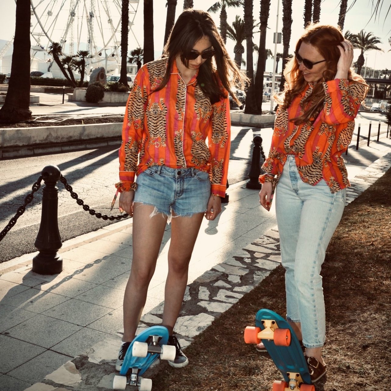 Pyjama coton femme Hari, ensemble chemise avec un pantalon ou short, imprimé artisanal blockprint rayures orange et rose fuschia avec le tigre du bengale, confection en Inde et à la demande Image