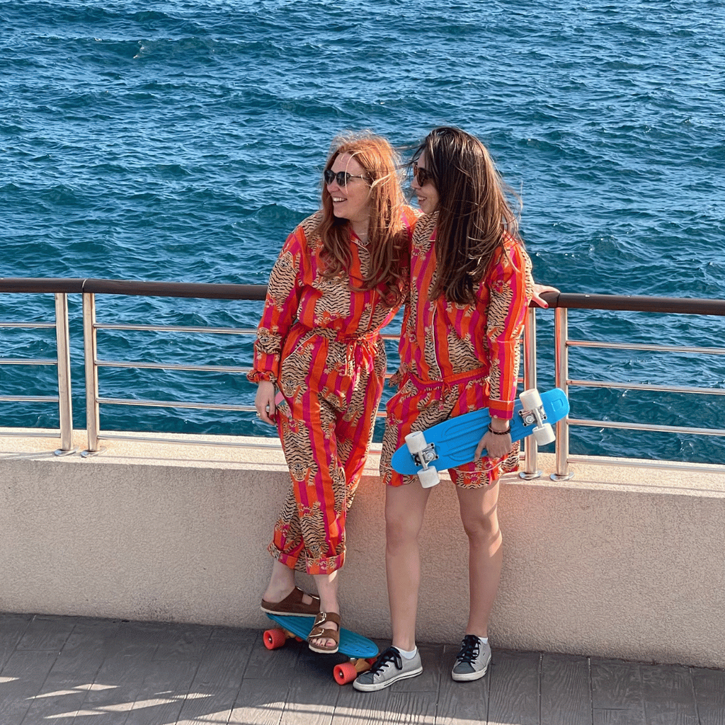 Pyjama coton femme Hari, ensemble chemise avec un pantalon ou short, imprimé artisanal blockprint rayures orange et rose fuschia avec le tigre du bengale, confection en Inde et à la demande