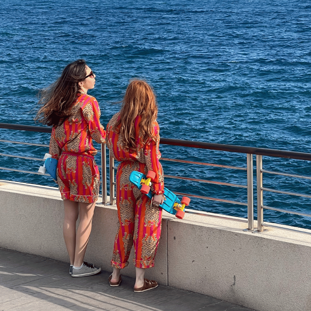Pyjama coton femme Hari, ensemble chemise avec un pantalon ou short, imprimé artisanal blockprint rayures orange et rose fuschia avec le tigre du bengale, confection en Inde et à la demande