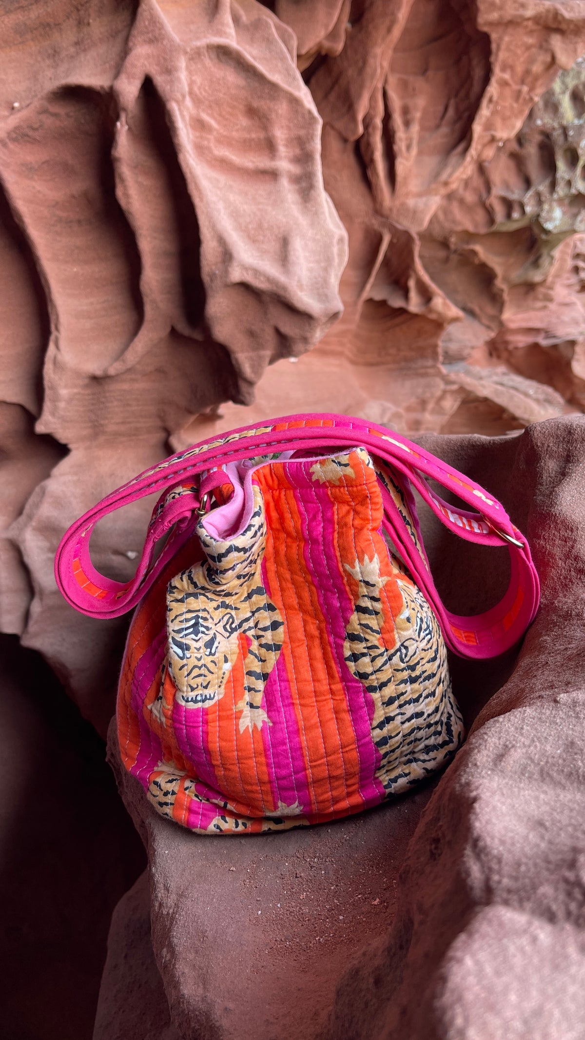 Sac bourse Avi réversible, coton matelassé, face tigre du Bengale rose fuschia et orange, confection française à la demande