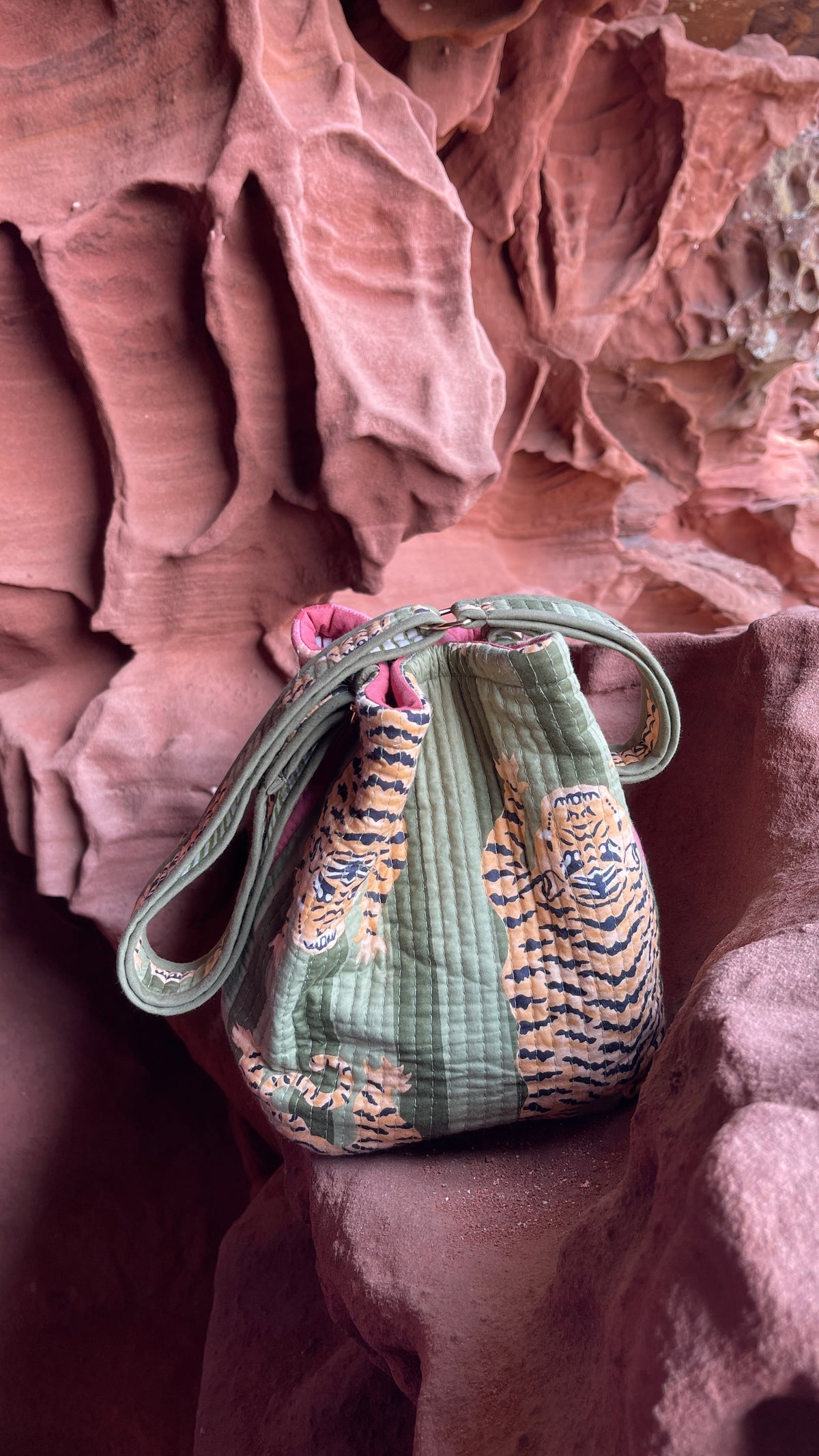 Sac bourse Avi en coton matelassé et réversible, anse réglable épaule ou crossbody, 4 poches, mousqueton clés, fond déperlant, boutons pressions, confection française à la demande, marque française Omèna