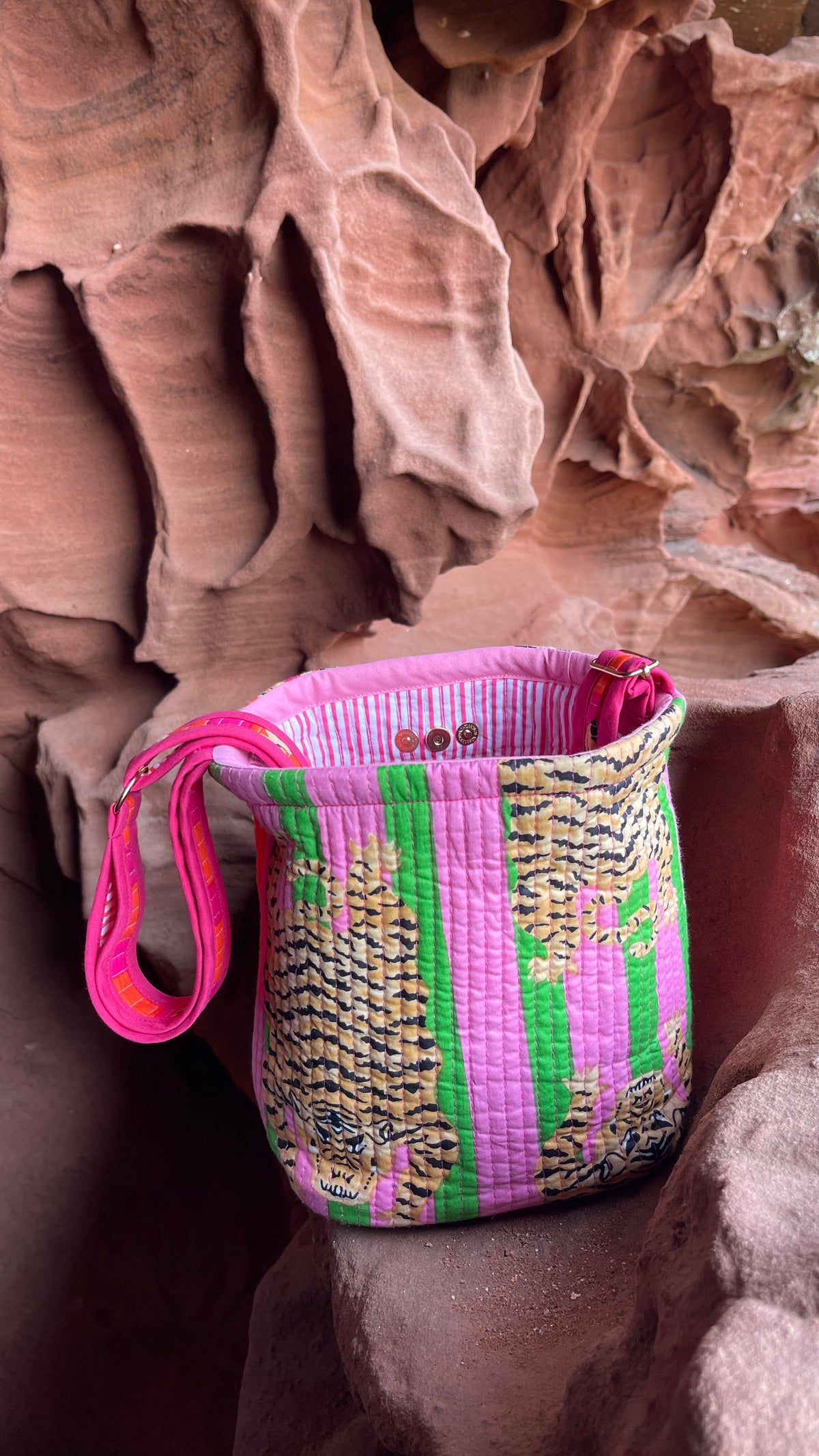 Sac bourse Avi réversible, coton matelassé, face tigre du Bengale rose et vert, confection française à la demande