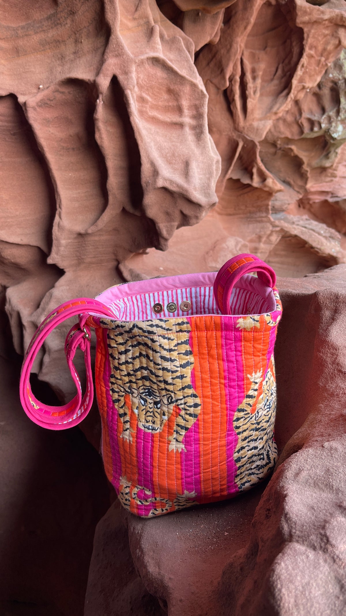 Sac bourse Avi réversible, coton matelassé, face tigre du Bengale rose fuschia et orange, confection française à la demande