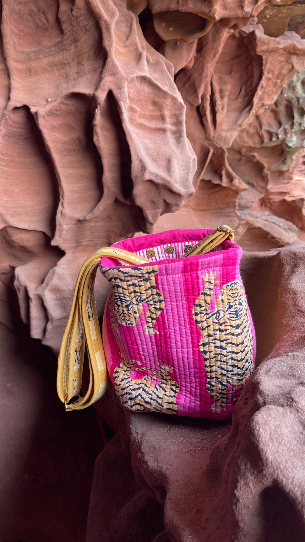 Sac bourse Avi en coton matelassé et réversible, anse réglable épaule ou crossbody, 4 poches, mousqueton clés, fond déperlant, boutons pressions, confection française à la demande