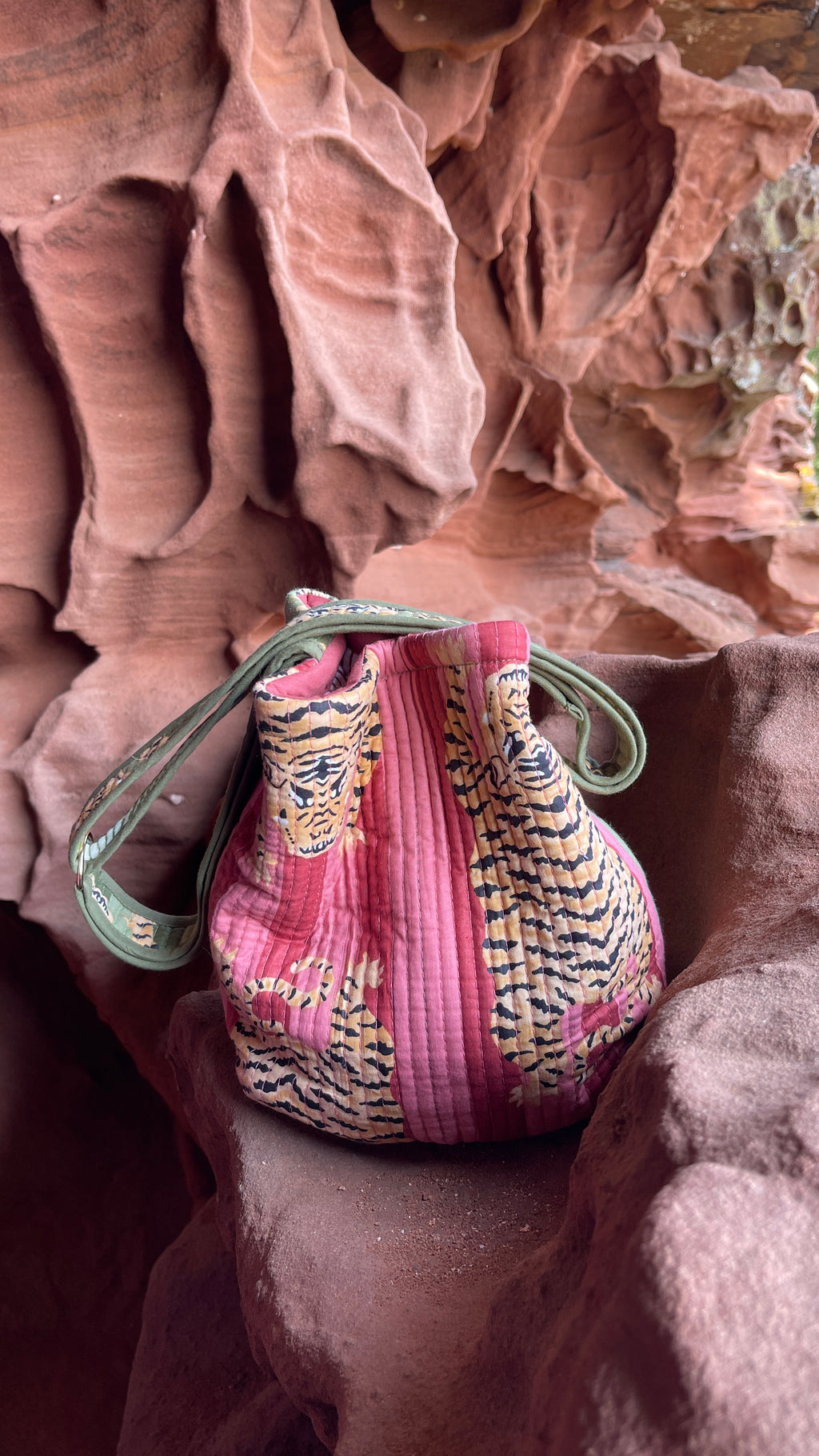 Sac bourse Avi en coton matelassé et réversible, anse réglable épaule ou crossbody, 4 poches, mousqueton clés, fond déperlant, boutons pressions, confection française à la demande