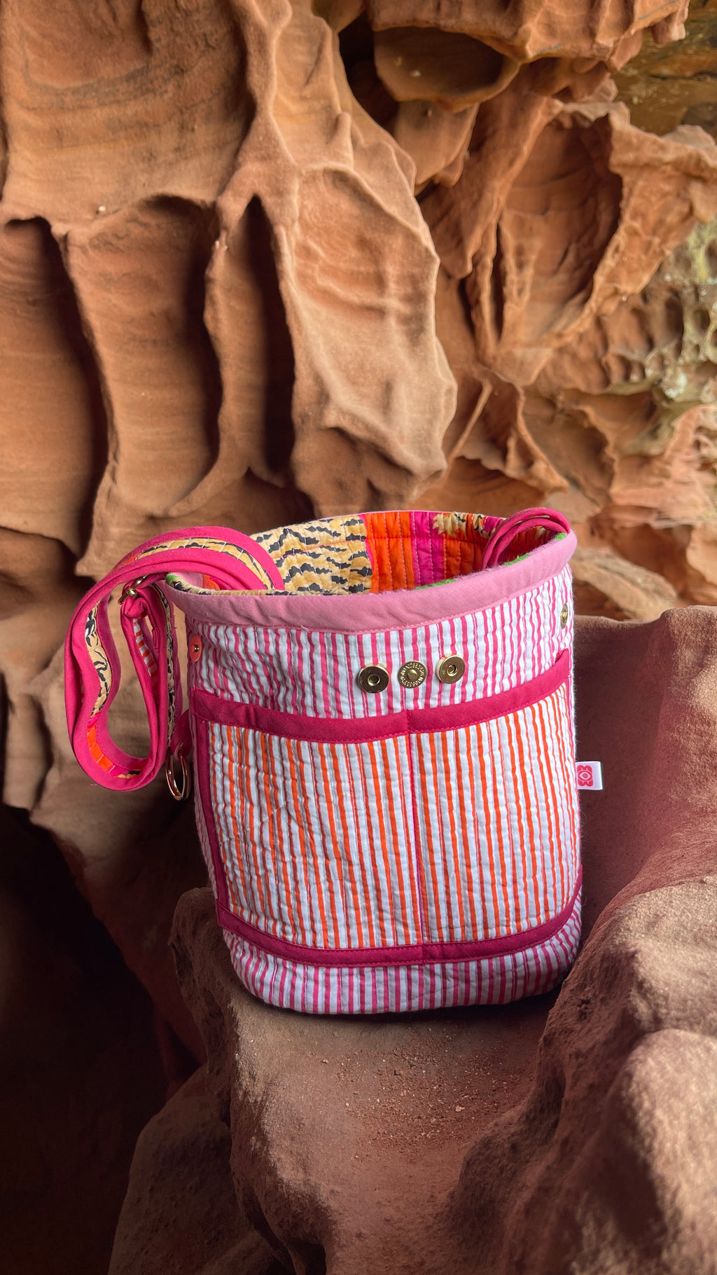 Sac bourse Avi matelassé, réversible, intérieur rayures, anse réglable épaule ou crossbody, 4 poches, mousqueton clés, fond déperlant, boutons pressions, confection française fait à la demande