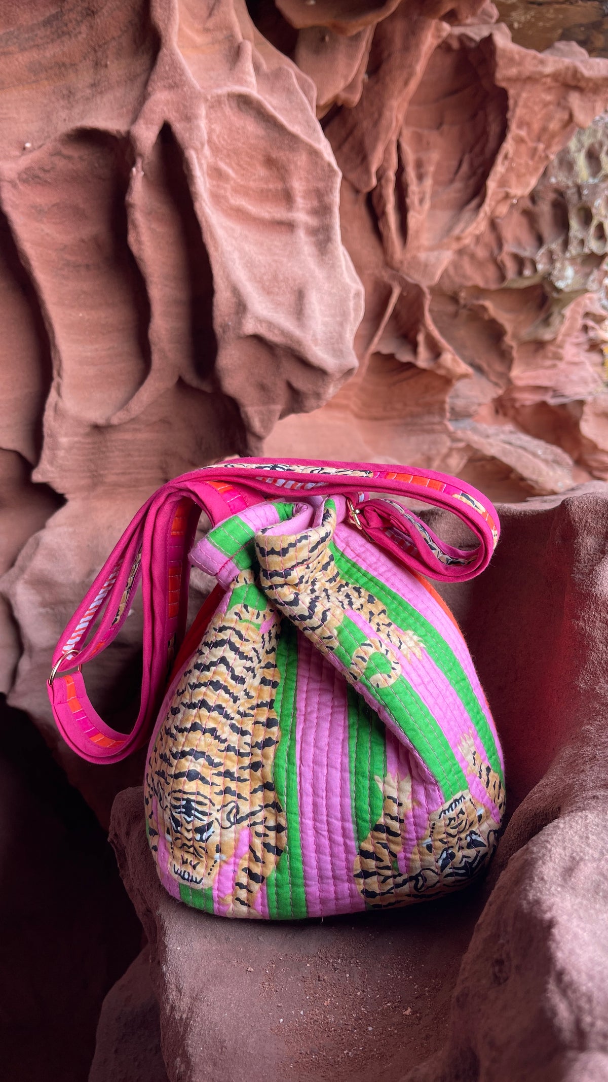 Sac bourse Avi réversible, coton matelassé, face tigre du Bengale rose fuschia et orange, confection française à la demande, marque Omèna