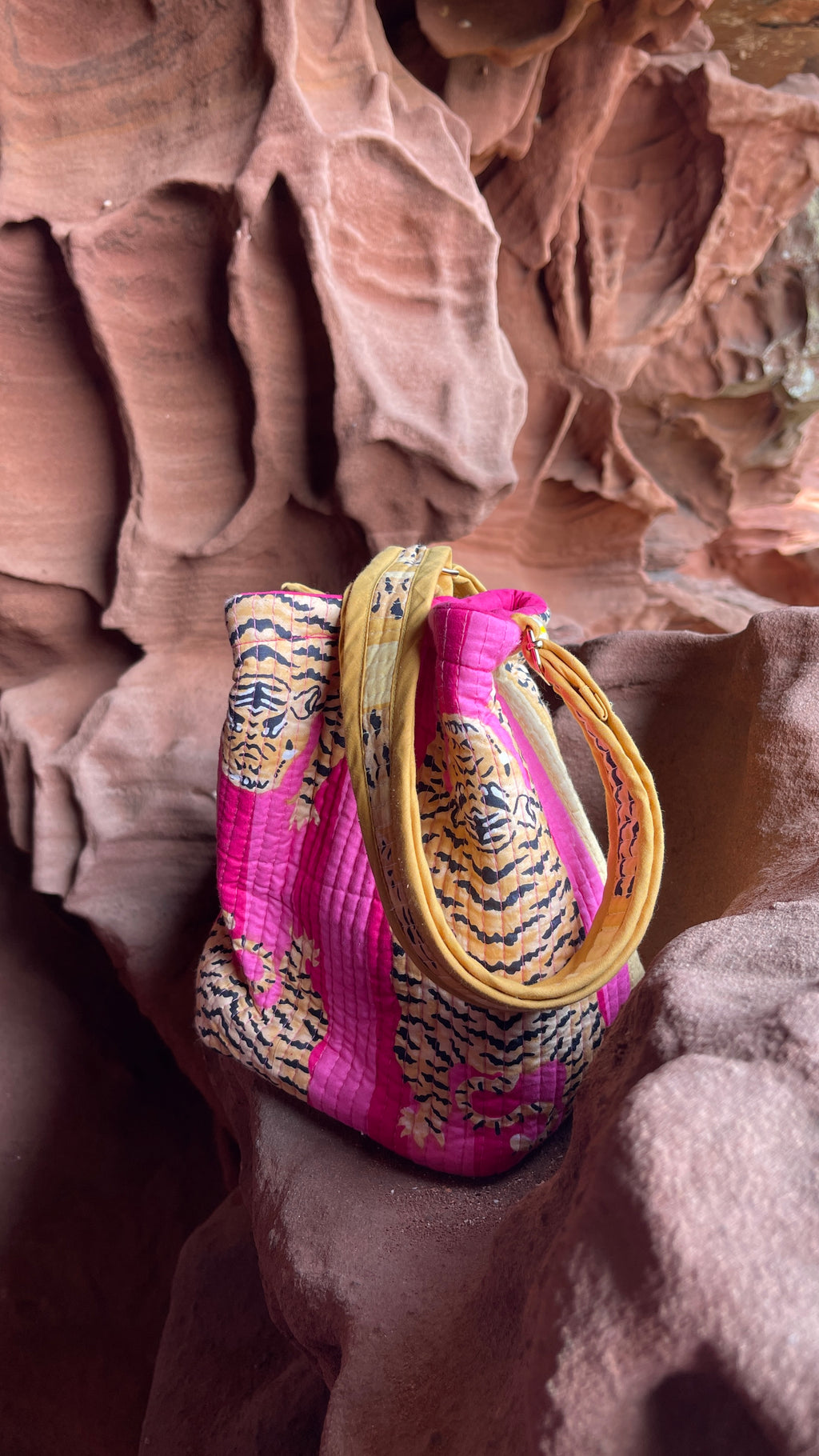 Sac bourse Avi réversible, coton matelassé, face tigre du Bengale couleur rose et rose fuschia, confection française à la demande