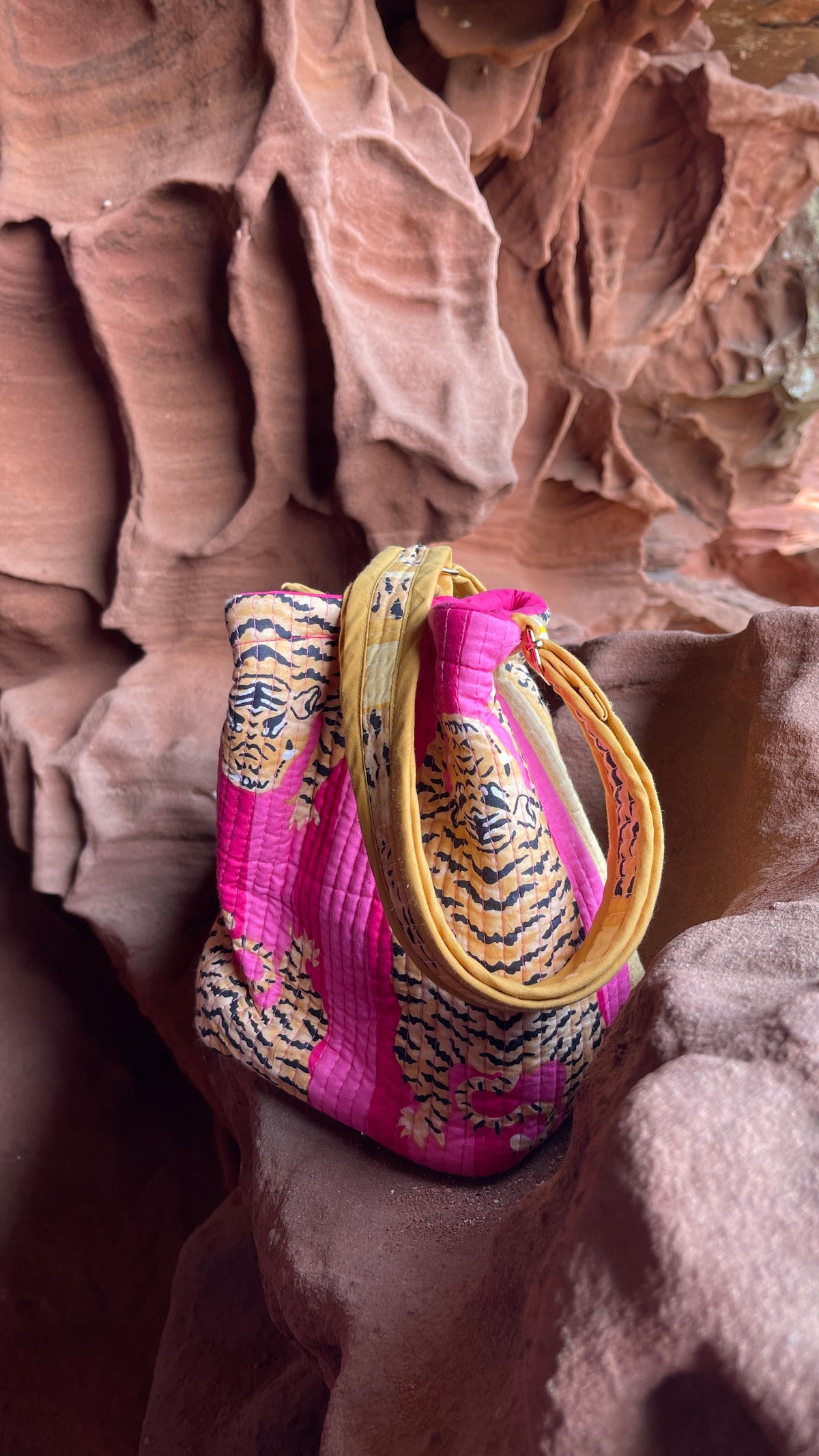 Sac bourse Avi réversible, coton matelassé, face tigre du Bengale couleur rose et rose fuschia, confection française à la demande