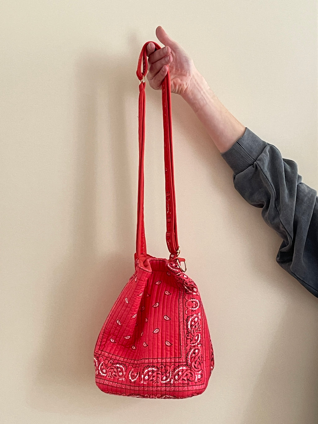 sac-bourse-reversible-avi-bandana-rose-et-rouge-coton-matelasse-block-print-collection-bandana-bloom-confection-francaise