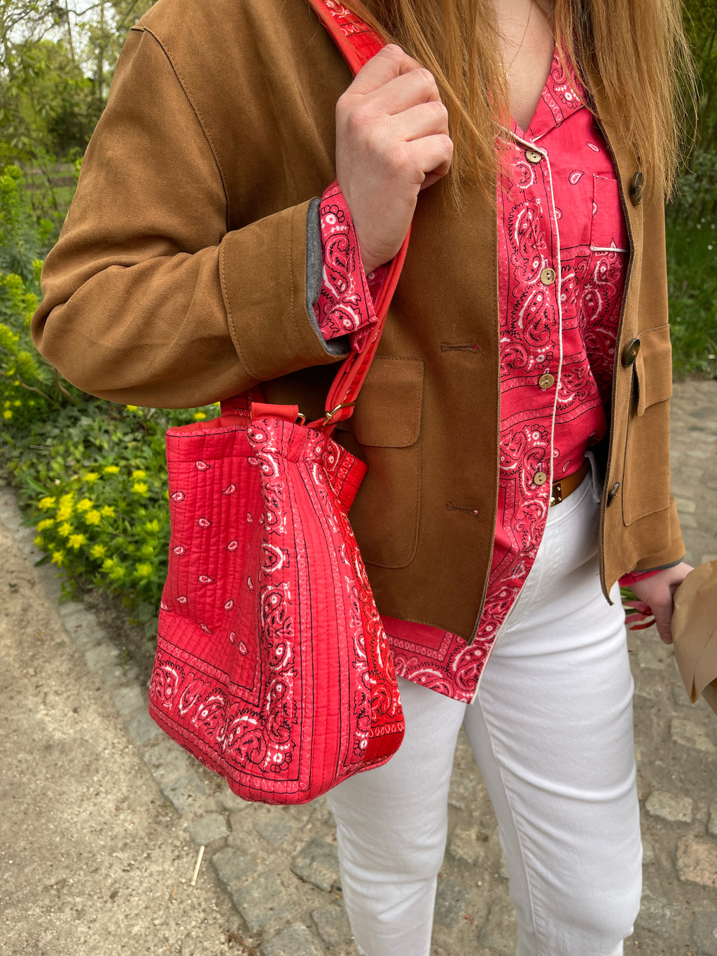 detail-sac-seau-bourse-pochette-reversible-bandana-rose-et-bandana-rouge-avi-collection-bandana-bloom-coton-matelasse-block-print-confection-francaise