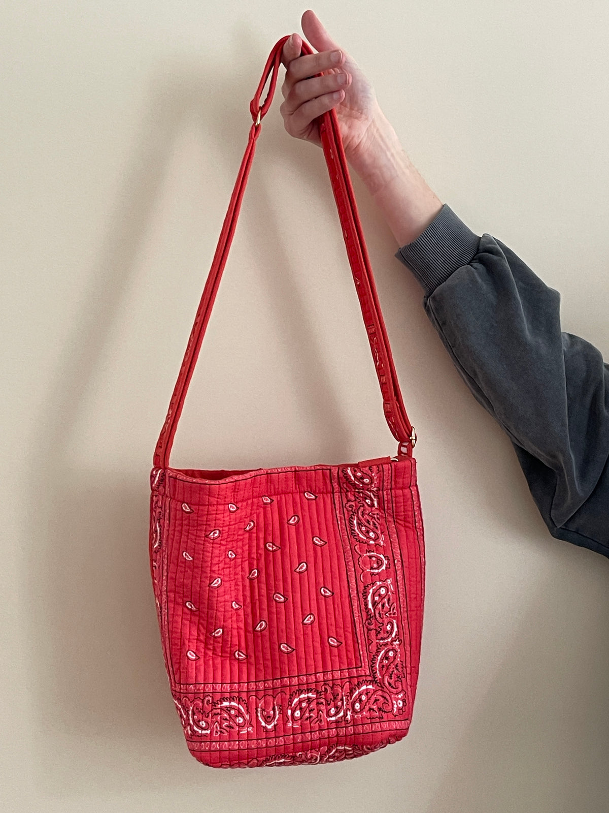 sac-pochette-reversible-avi-bandana-rose-coton-matelasse-block-print-collection-bandana-bloom-confection-francaise
