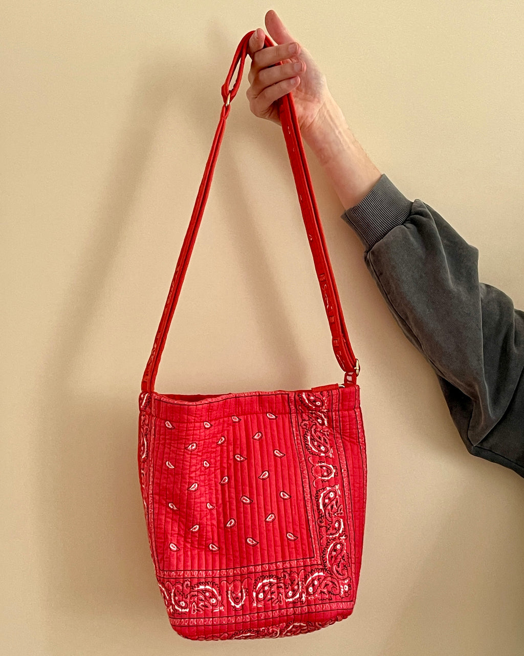 sac-pochette-reversible-avi-bandana-rouge-coton-matelasse-block-print-collection-bandana-bloom-confection-francaise