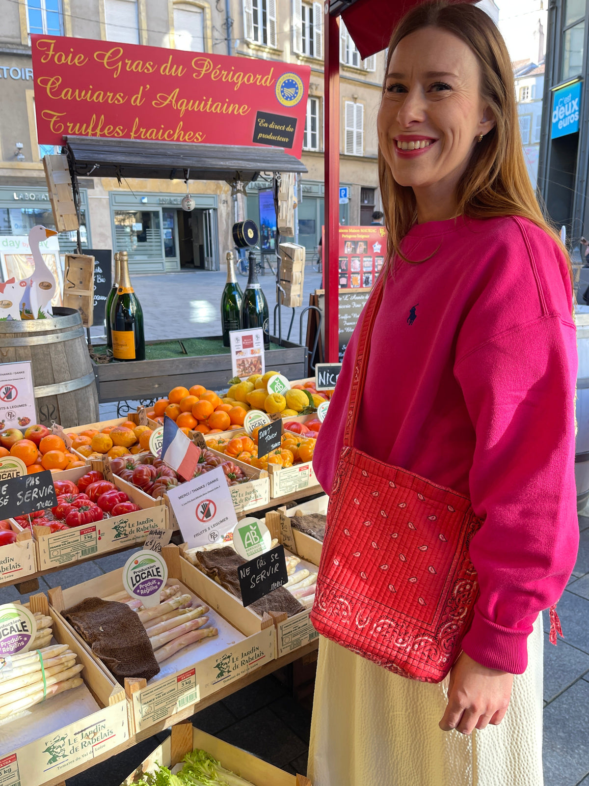 detail-sac-seau-bourse-pochette-reversible-bandana-rose-et-bandana-rouge-avi-collection-bandana-bloom-coton-matelasse-block-print-confection-francaise