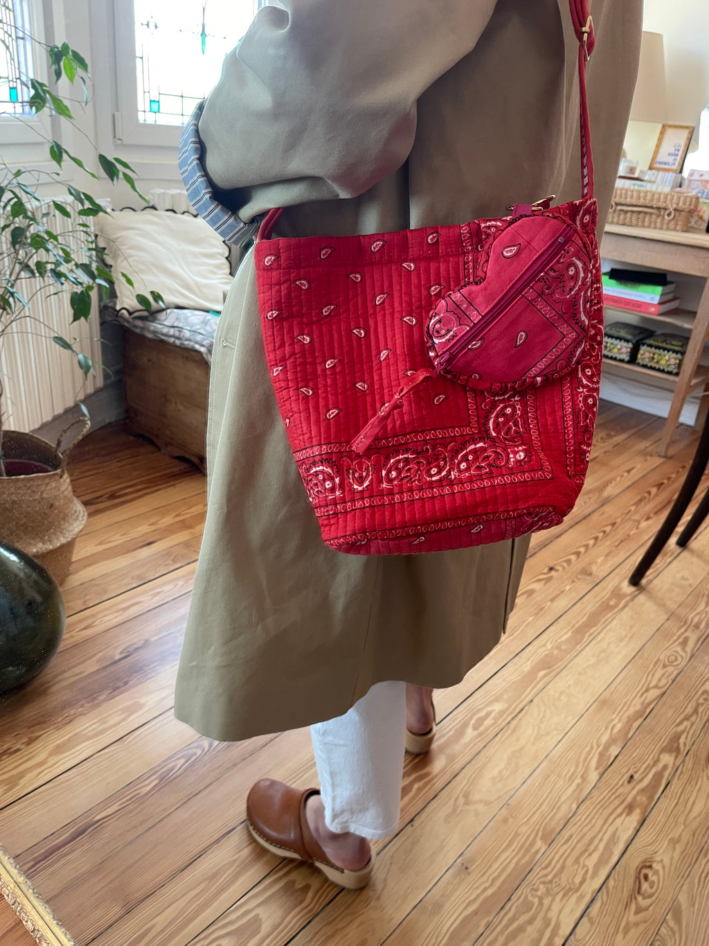 detail-sac-seau-bourse-pochette-reversible-bandana-rose-et-bandana-rouge-avi-collection-bandana-bloom-coton-matelasse-block-print-confection-francaise