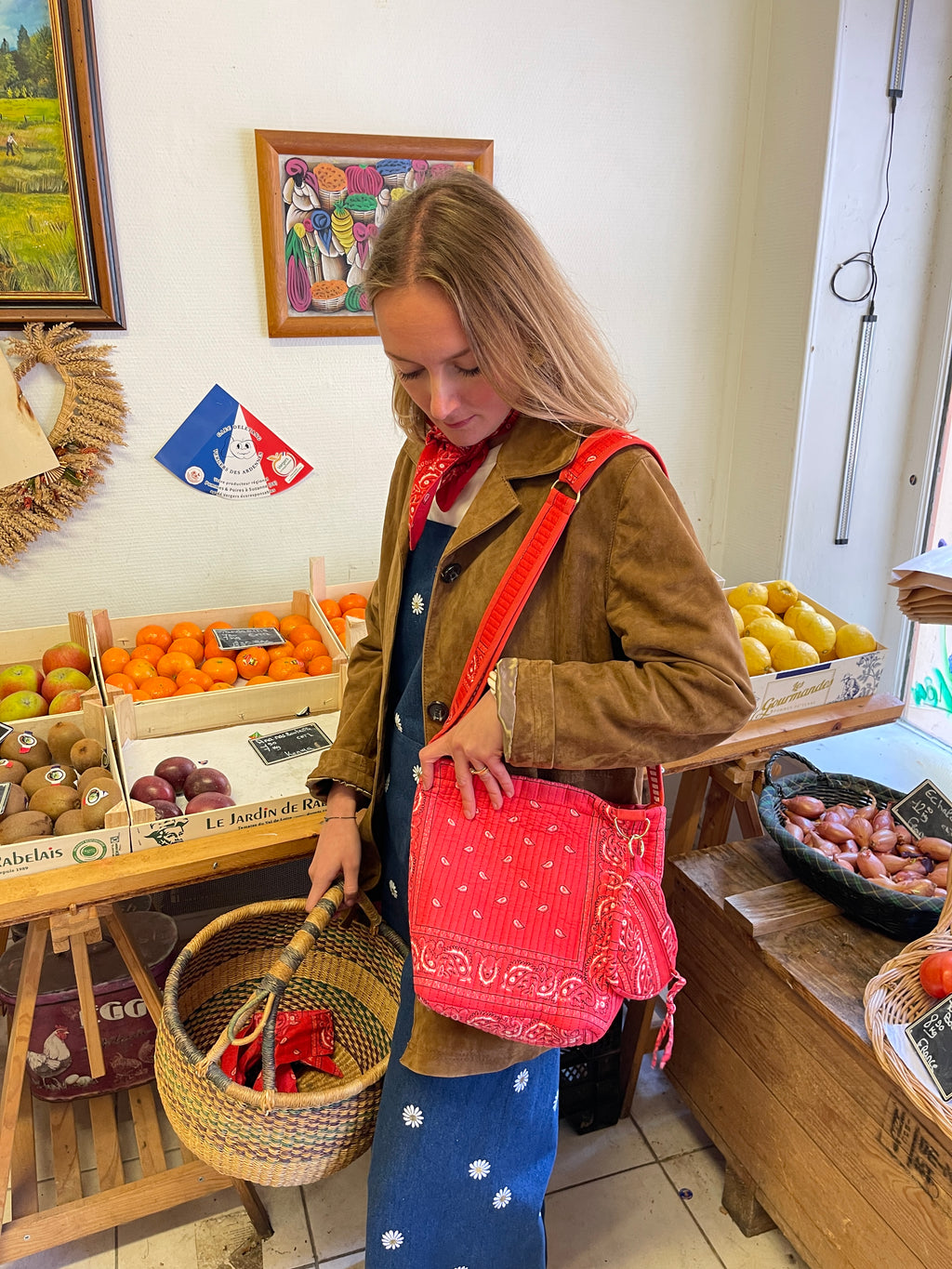 sac-seau-bourse-pochette-reversible-bandana-rose-et-bandana-rouge-avi-collection-bandana-bloom-coton-matelasse-block-print-confection-francaise