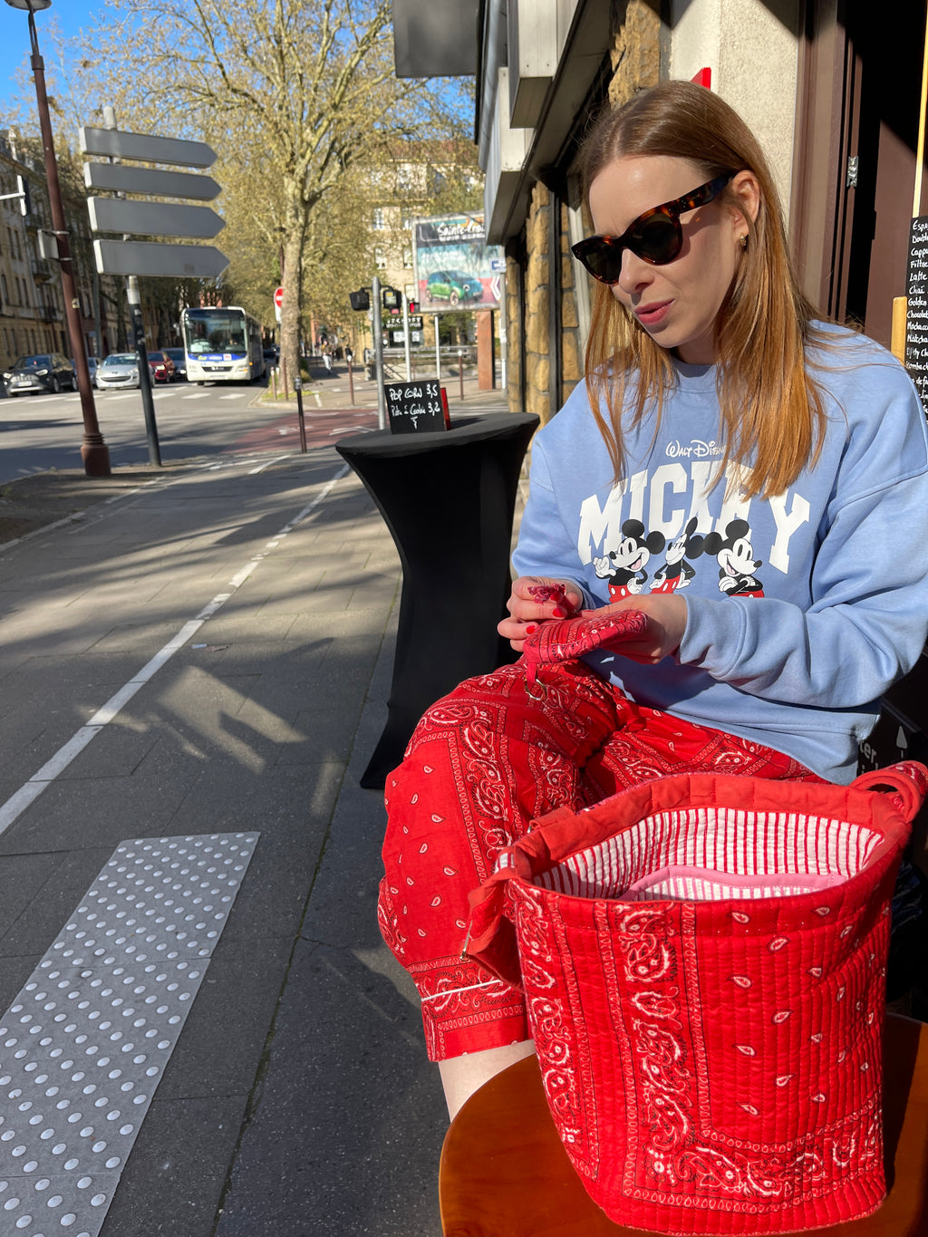 detail-sac-seau-bourse-pochette-reversible-bandana-rose-et-bandana-rouge-avi-collection-bandana-bloom-coton-matelasse-block-print-confection-francaise
