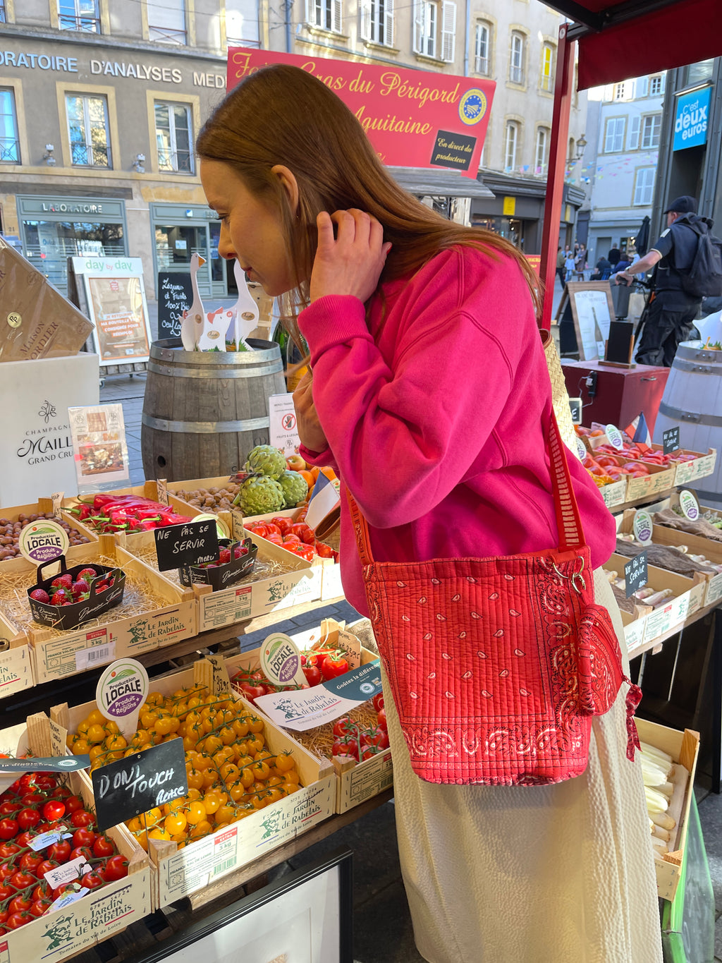 detail-sac-seau-bourse-pochette-reversible-bandana-rose-et-bandana-rouge-avi-collection-bandana-bloom-coton-matelasse-block-print-confection-francaise