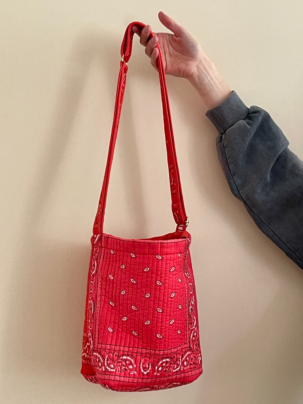 sac-seau-reversible-avi-bandana-rose-coton-matelasse-block-print-collection-bandana-bloom-confection-francaise