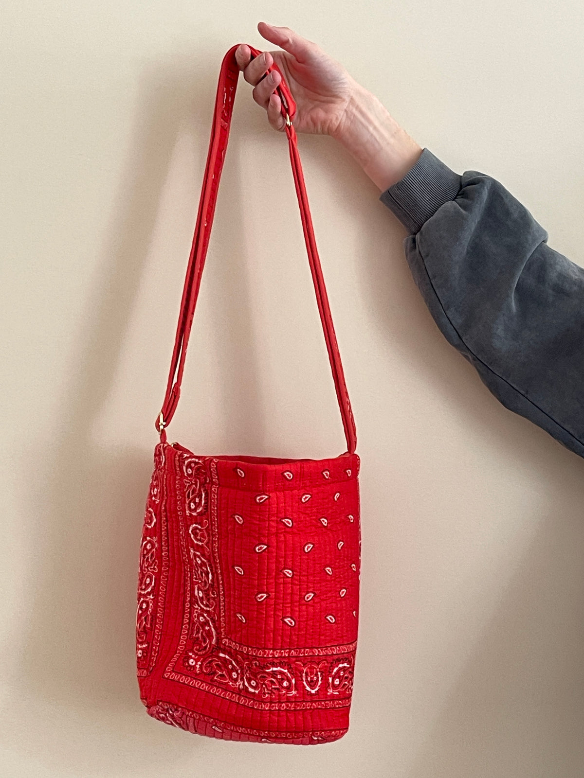 sac-seau-reversible-avi-bandana-rouge-coton-matelasse-block-print-collection-bandana-bloom-confection-francaise