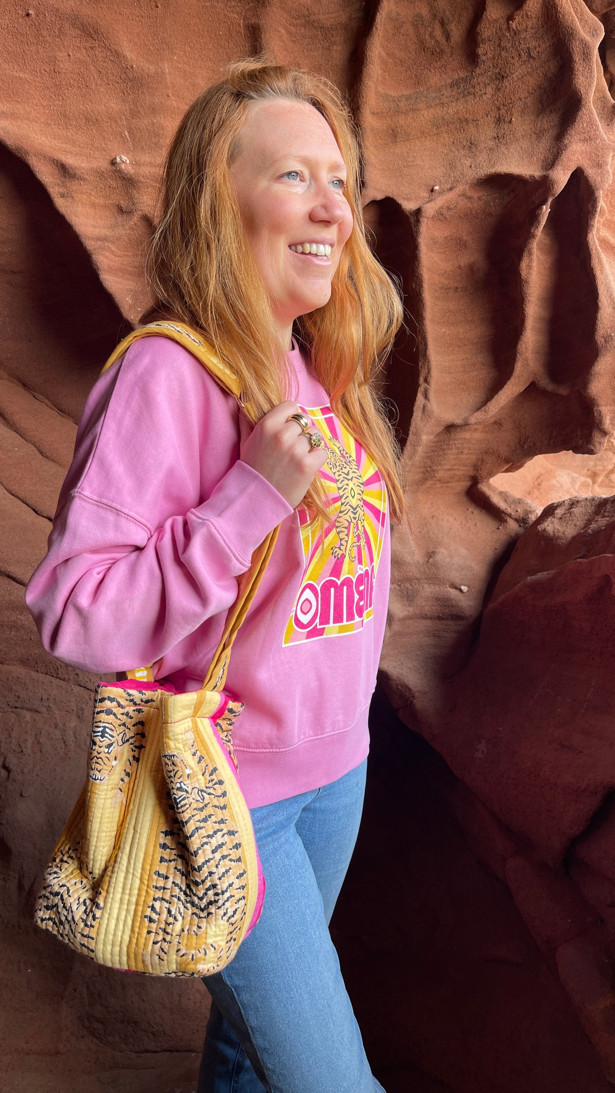 Sac bourse Avi en coton matelassé et réversible, anse réglable épaule ou crossbody, 4 poches, mousqueton clés, fond déperlant, boutons pressions, confection française à la demande accompagné du sweat rose Arun