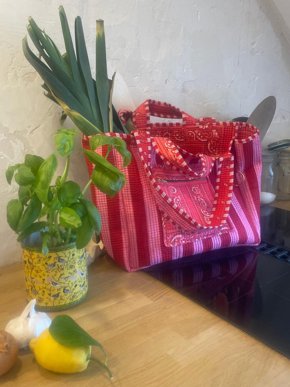 tote-bag-reversible-interieur-larges-rayures-rouge-et-rose-exterieur-bandana-rouge-et-bandana-rose-indi-collection-bandana-bloom-coton-matelasse-block-print-indien