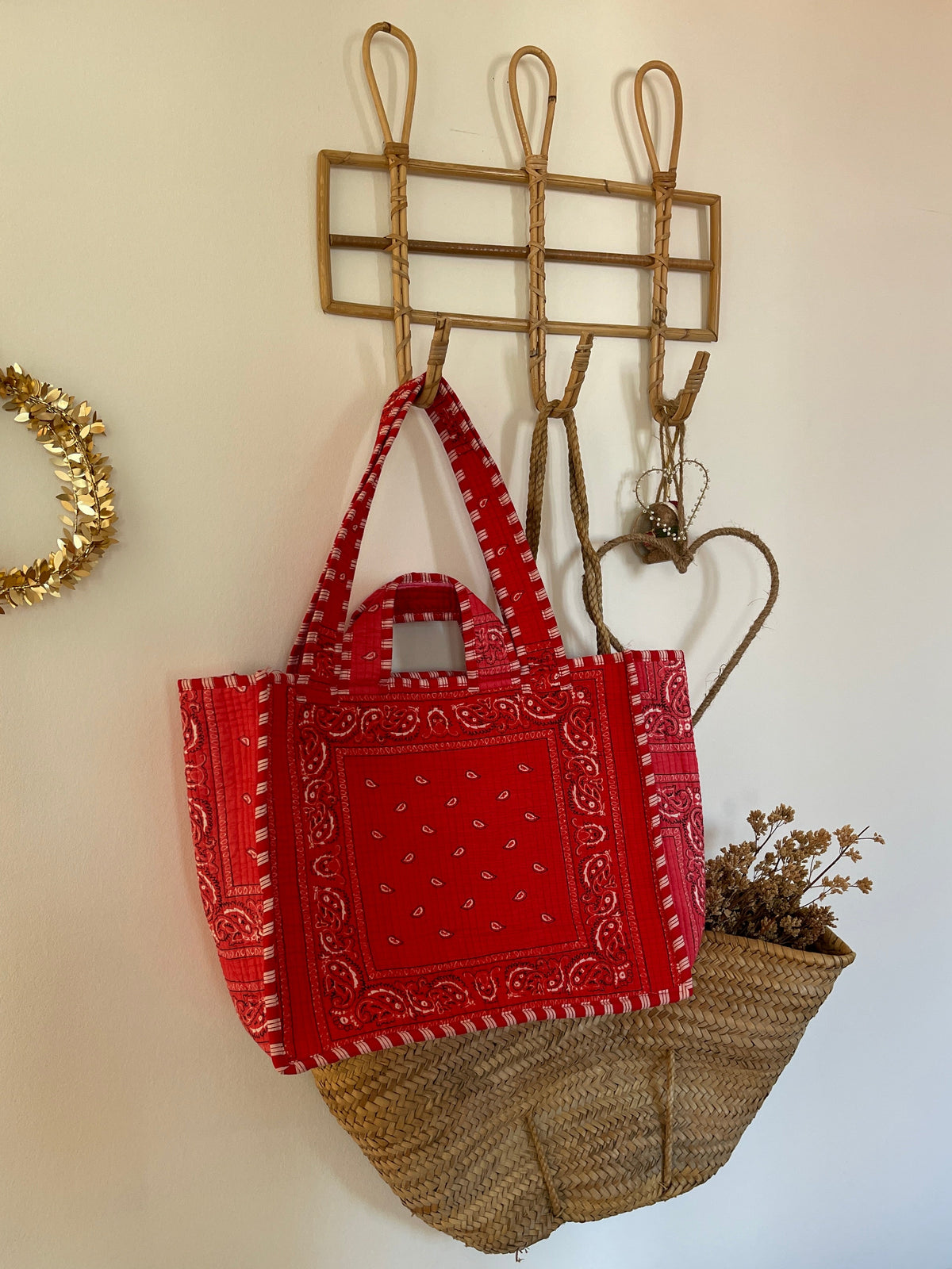 tote-bag-reversible-interieur-larges-rayures-rouge-et-rose-exterieur-bandana-rouge-et-bandana-rose-indi-collection-bandana-bloom-coton-matelasse-block-print-indien