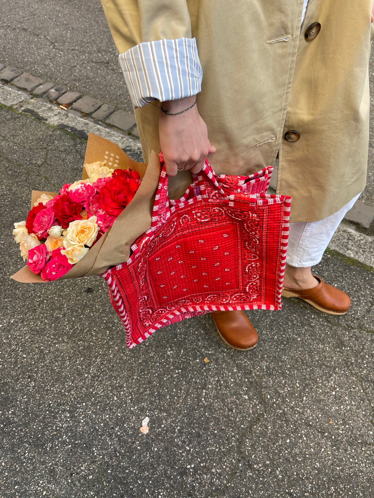 detail-tote-bag-bandana-rose-et-rouge-reversible-larges-rayures-roses-et-rouges-coton-matelasse-collection-bandana-bloom