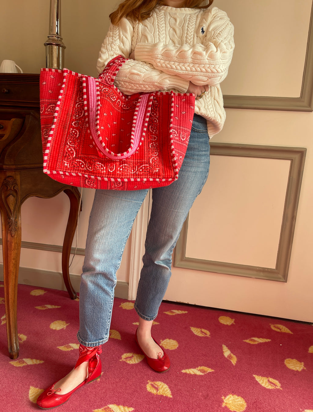 tote-bag-reversible-indi-imprime-bandana-rouge-et-bandana-rose-exterieur-et-imprime-larges-rayures-roses-et-rouges-interieur-collection-bandana-bloom-coton-matelasse-block-print