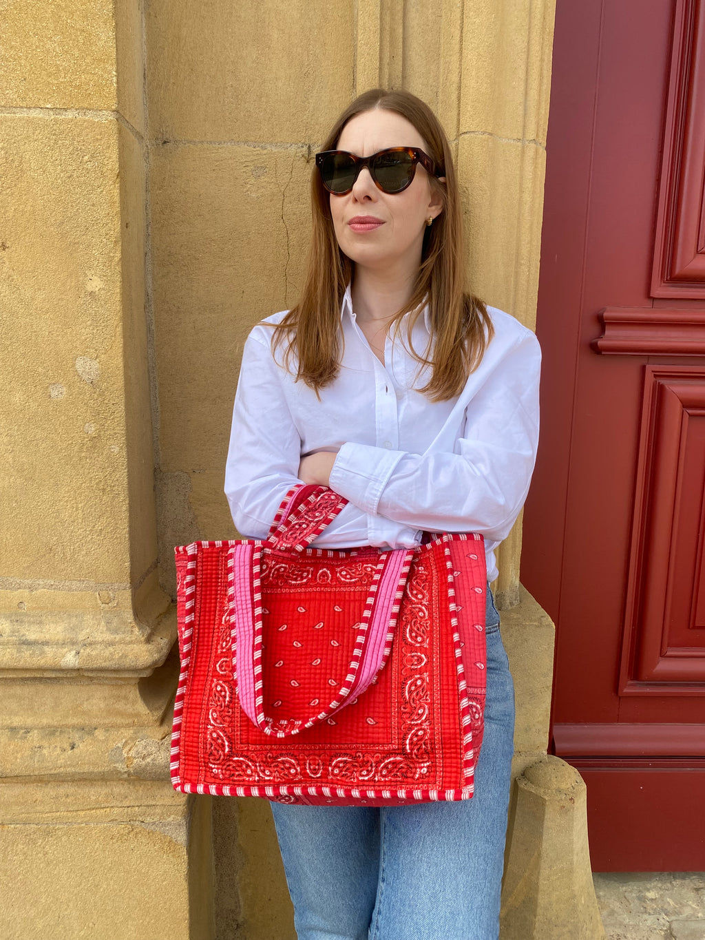 tote-bag-reversible-indi-imprime-bandana-rouge-et-bandana-rose-exterieur-et-imprime-larges-rayures-roses-et-rouges-interieur-collection-bandana-bloom-coton-matelasse-block-print