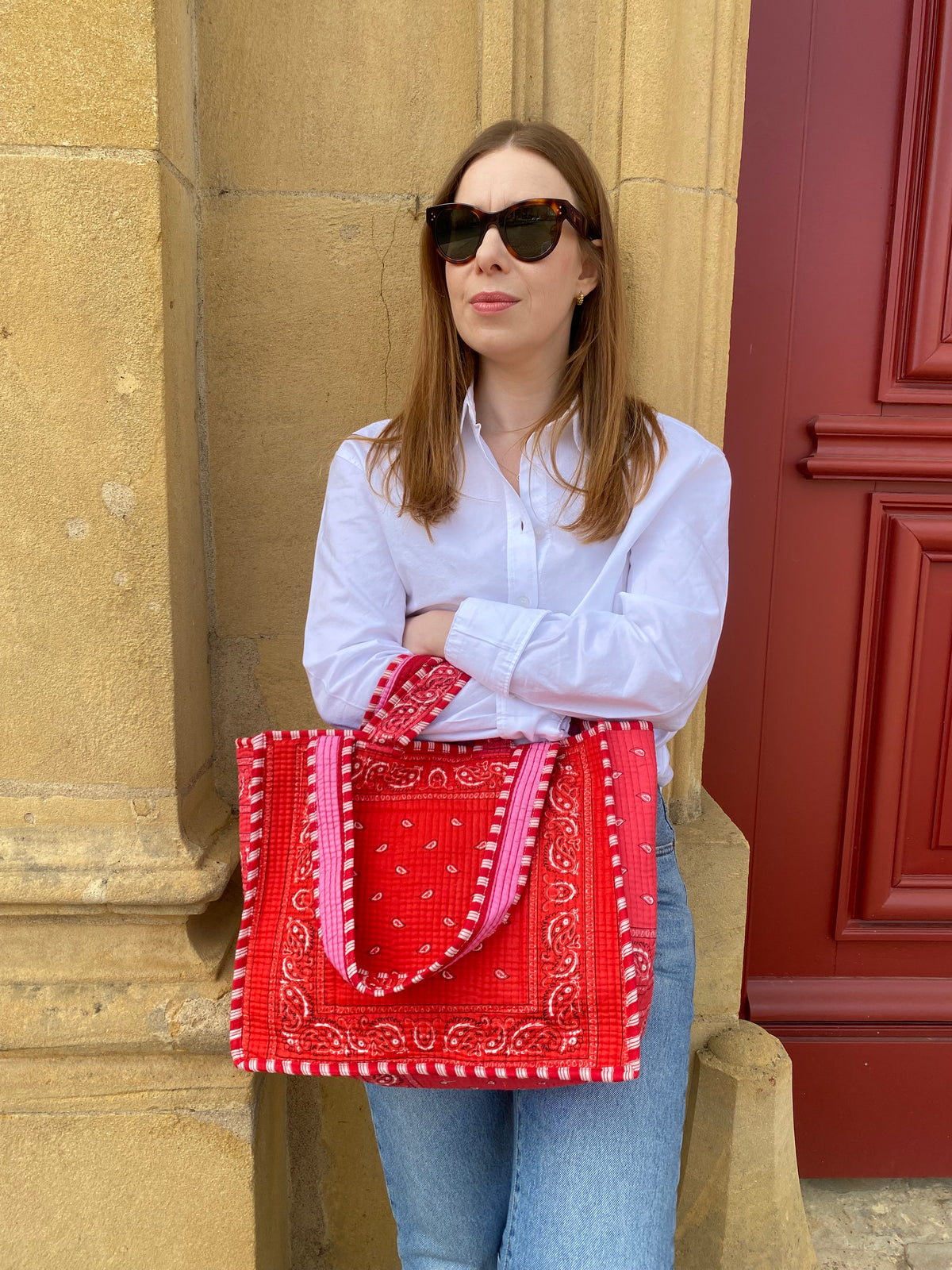 tote-bag-reversible-indi-imprime-bandana-rouge-et-bandana-rose-exterieur-et-imprime-larges-rayures-roses-et-rouges-interieur-collection-bandana-bloom-coton-matelasse-block-print