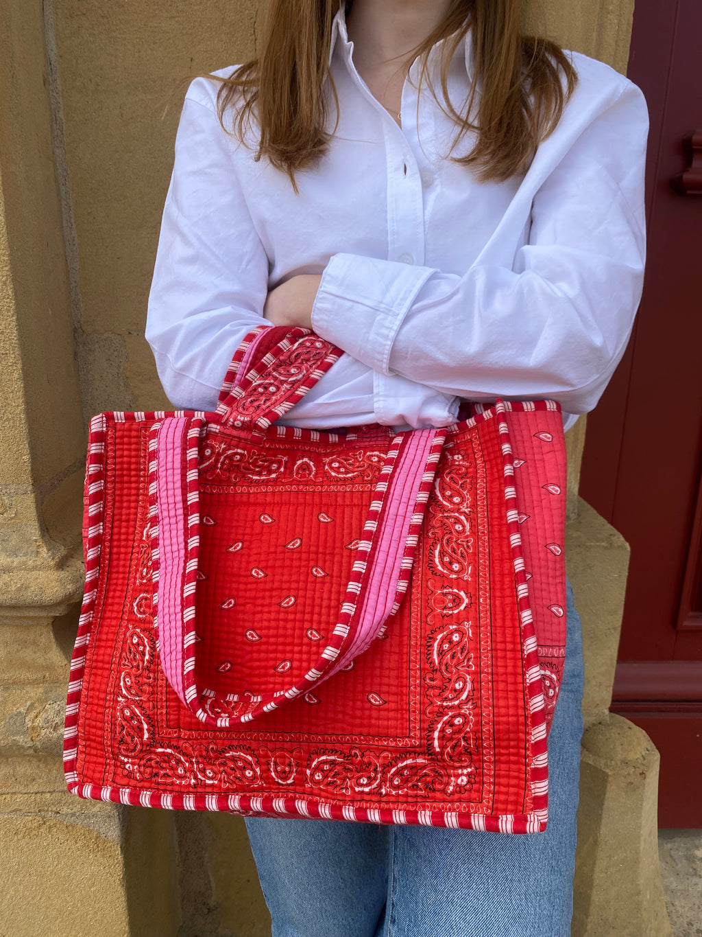 tote-bag-reversible-indi-imprime-bandana-rouge-et-bandana-rose-exterieur-et-imprime-larges-rayures-roses-et-rouges-interieur-collection-bandana-bloom-coton-matelasse-block-print