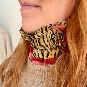 Col réversible : tigre + rayures rose/bordeaux ↔ vert/kaki