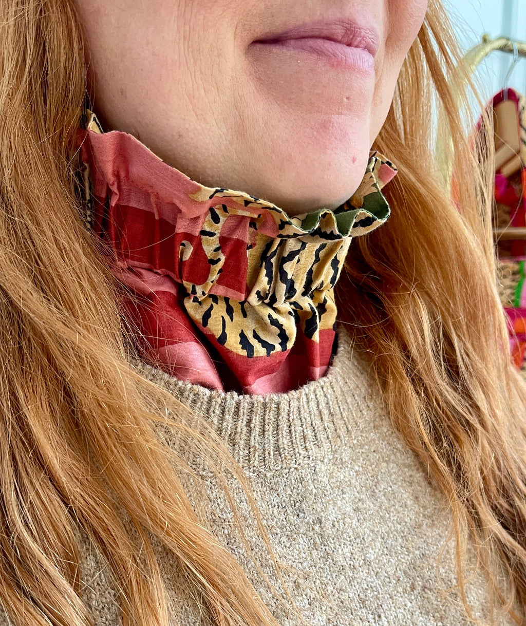 Col réversible : tigre + rayures rose/bordeaux ↔ vert/kaki