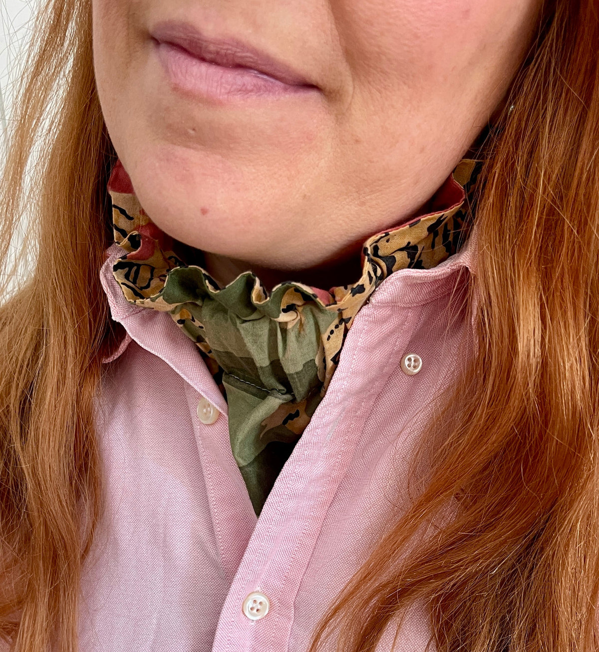 Col réversible : tigre + rayures rose/bordeaux ↔ vert/kaki