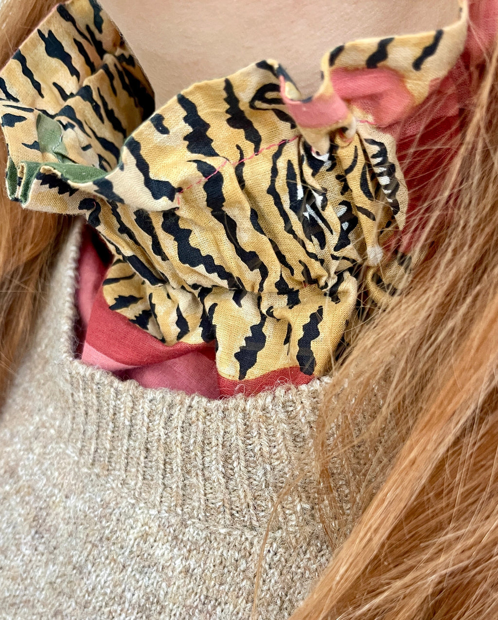 Col réversible : tigre + rayures rose/bordeaux ↔ vert/kaki