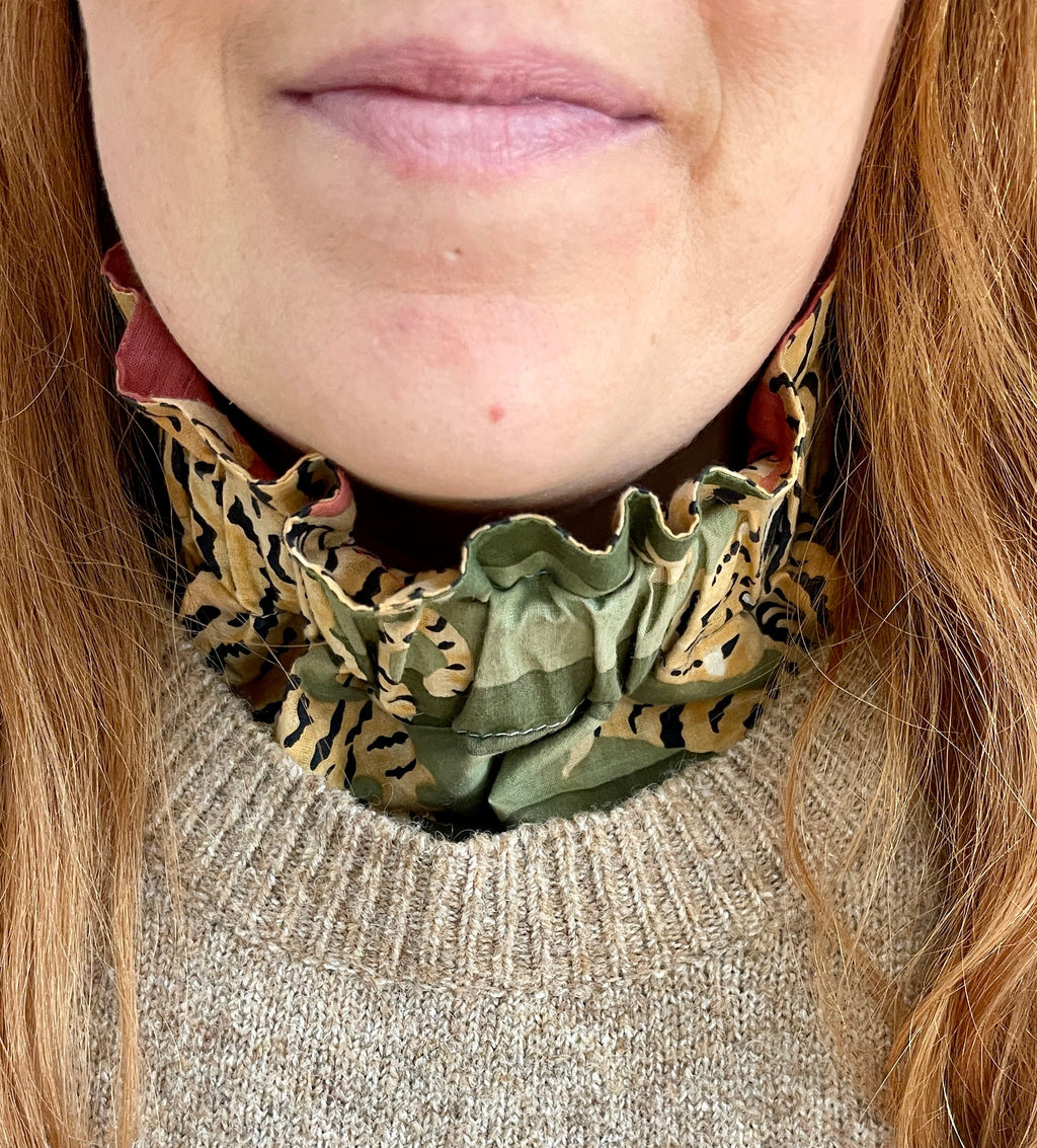 Col réversible : tigre + rayures rose/bordeaux ↔ vert/kaki